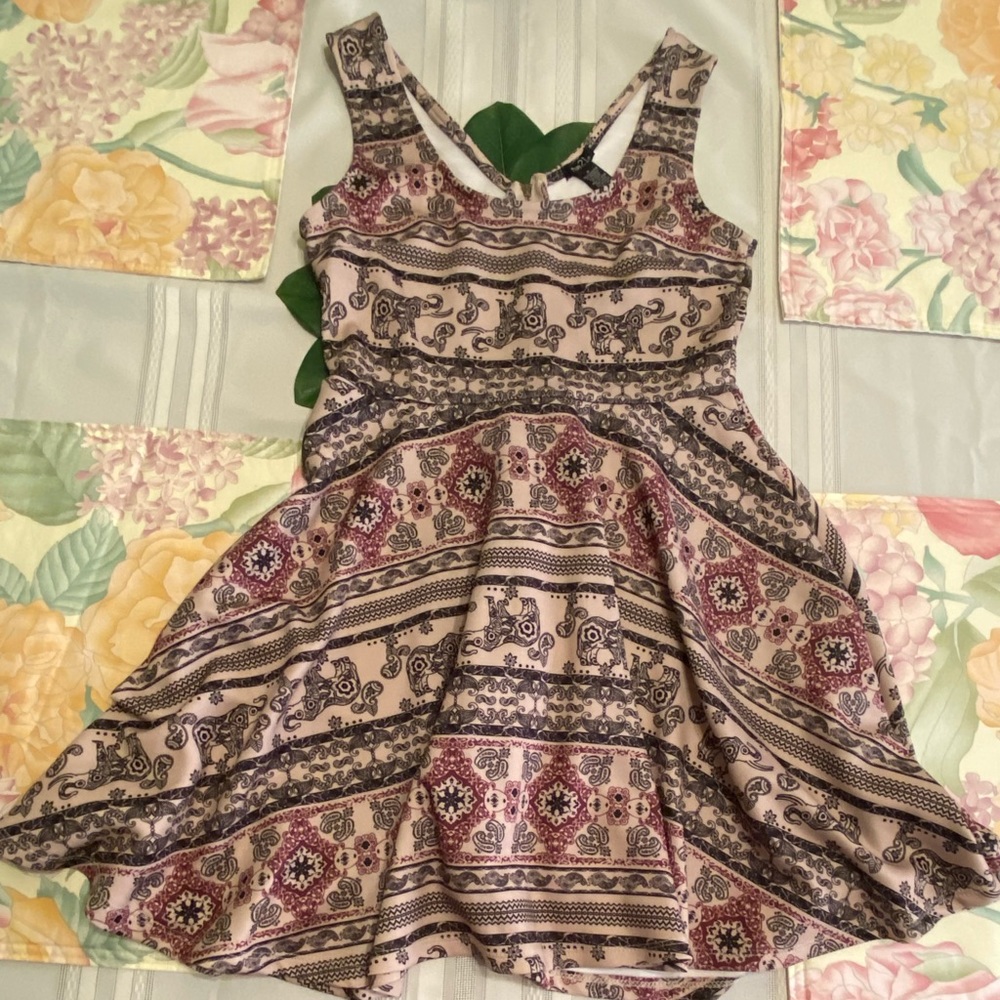 ⚡️FLASH Sale⏱️ Women’s Rue21 Elephant Pattern Dress with Wide Sleeves